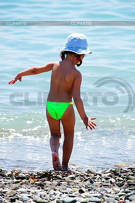 3140868-child-and-the-sea.jpg