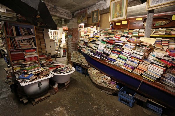 Libreria-Acqua-Alta-bookstore-venice-italy-3-600x400.jpg