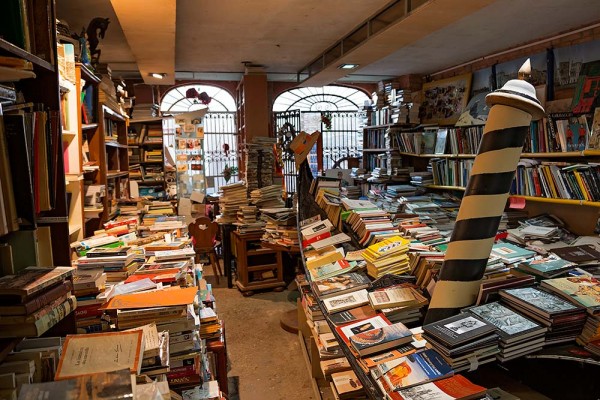 Libreria-Acqua-Alta-bookstore-venice-italy-600x400.jpg