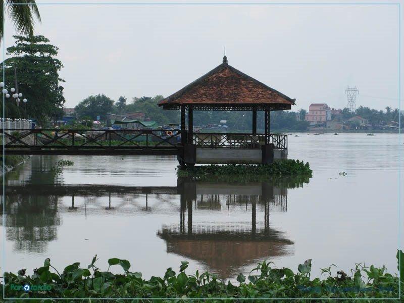 Cảnh sắc mỹ lệ như vậy đích xác có thể làm cho người ta thả lỏng khi đi đn đình giữa hồ sen trong lòng Bàng Trí đã không còn bất mãn khi nhớ đn tin đồn kia nữa