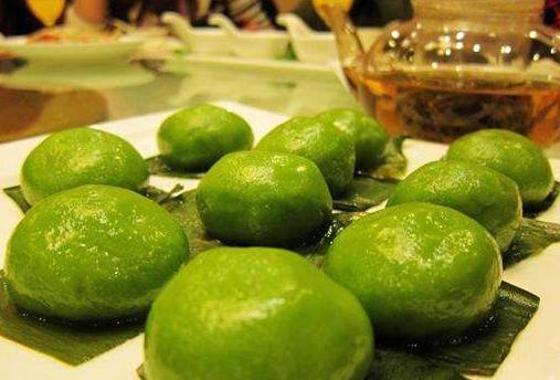 Nu Hoàng thượng cũng ăn Phúc An tự nhiên không có khả năng đi lên thu mấy món ăn đó lại bất quá nhìn một lớn một nhỏ bộ dáng phồng quai hàm nỗ lực ăn đáy mắt không khỏi lộ ra một phần ý cười giơ tay giúp bọn họ rót trà