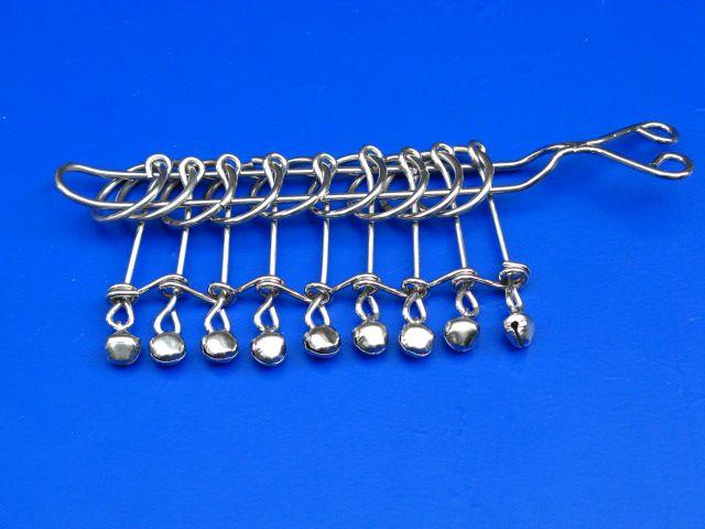 Vì th Ôn Thần Húc liền giữ lại cửu liên hoàn lại cầm một cái khác thưởng thức chờ chơi một hồi thì nhớ ra việc hỏi ý kin hắn thấy hắn nói được thì để qua một bên