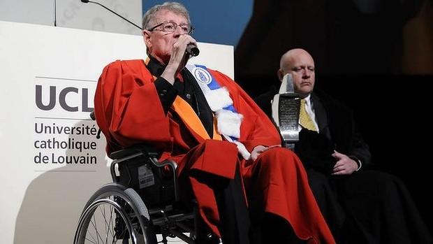 (Nhà văn Nam Phi Andre Brink nhận Bằng danh dự của Đại học Công giáo Louvain ở Bỉ. Ảnh: AFP)